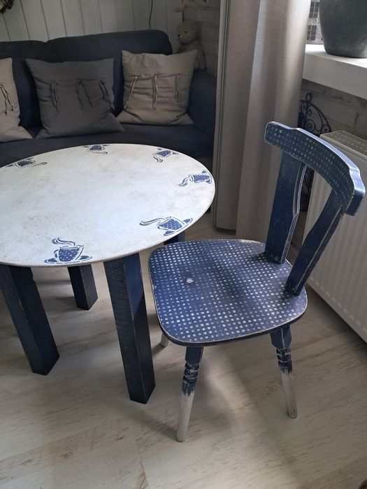Zestaw mebli stół plus krzesĺa