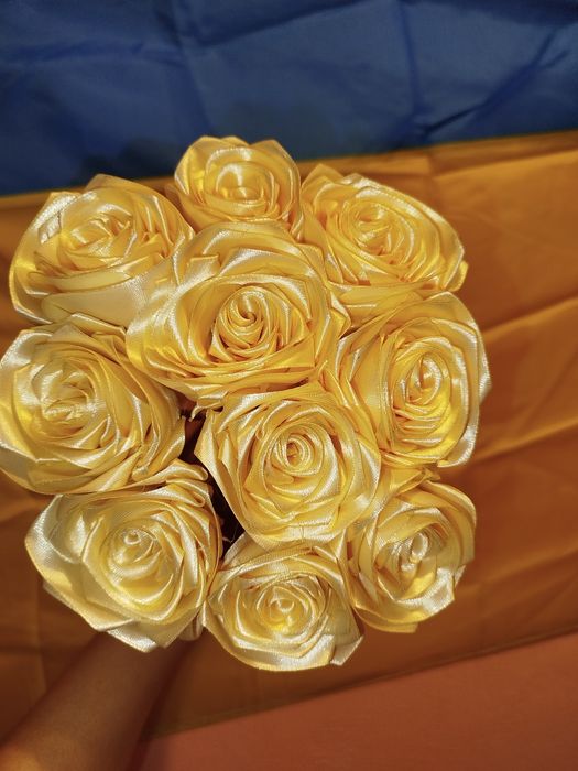 букет троянд з атластної стрічки