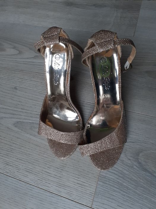 Szpilki damskie złoty odcień