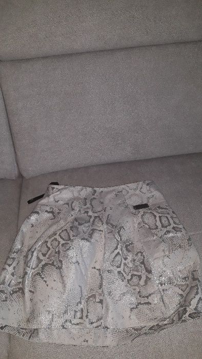 Spodnica River Island mini z polyskujacym motywem wezej skory