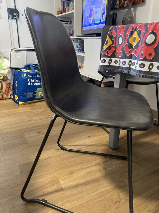 Cadeira de pele cinzenta