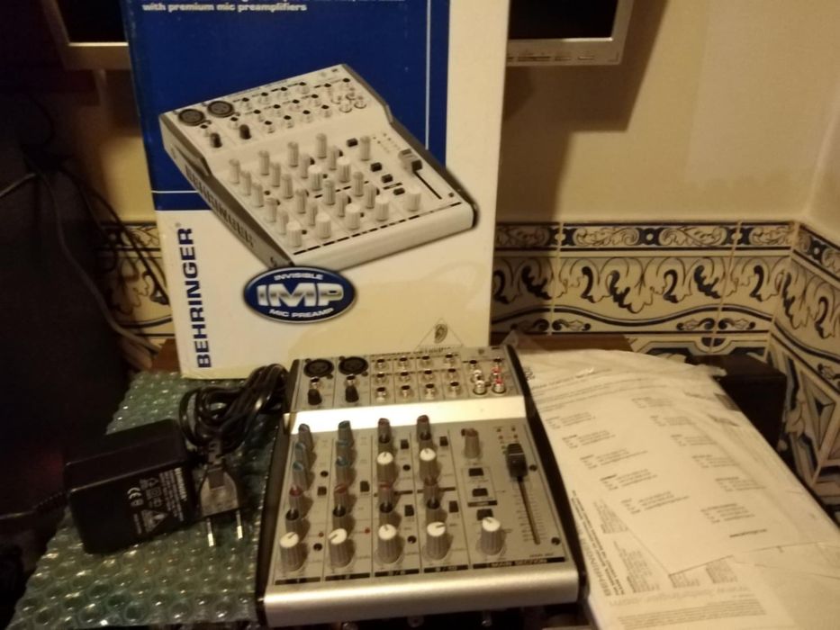 Mesa de estúdio behringer mod UB1002