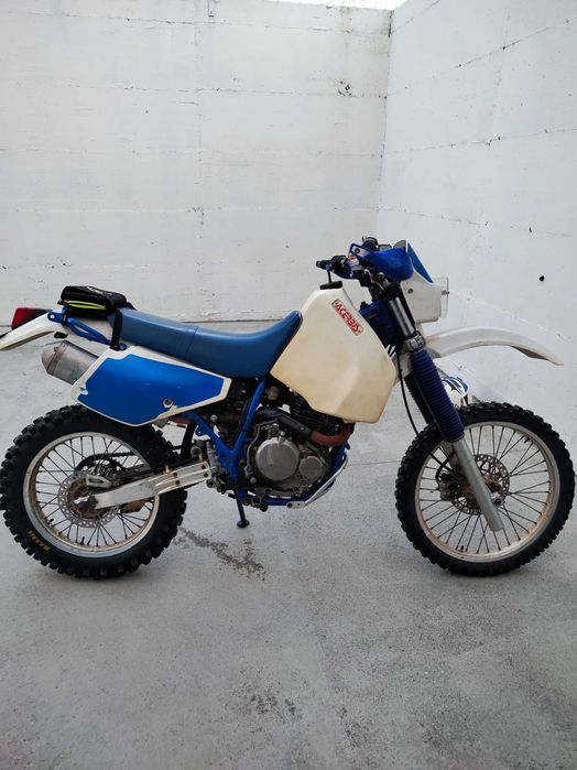 Suzuki DR 350 em Bom Estado