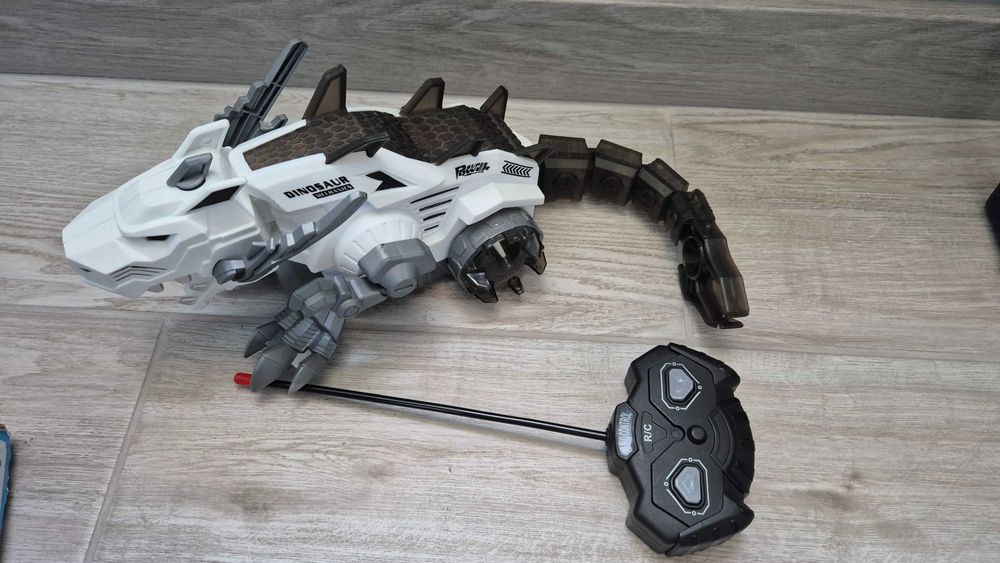 Радіокерована іграшка дінозавр, пускає пар із рта.