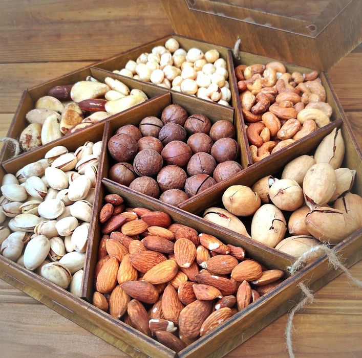 Смачний подарунковий бокс набір з горіхів, подарунок чоловіку хлопцю