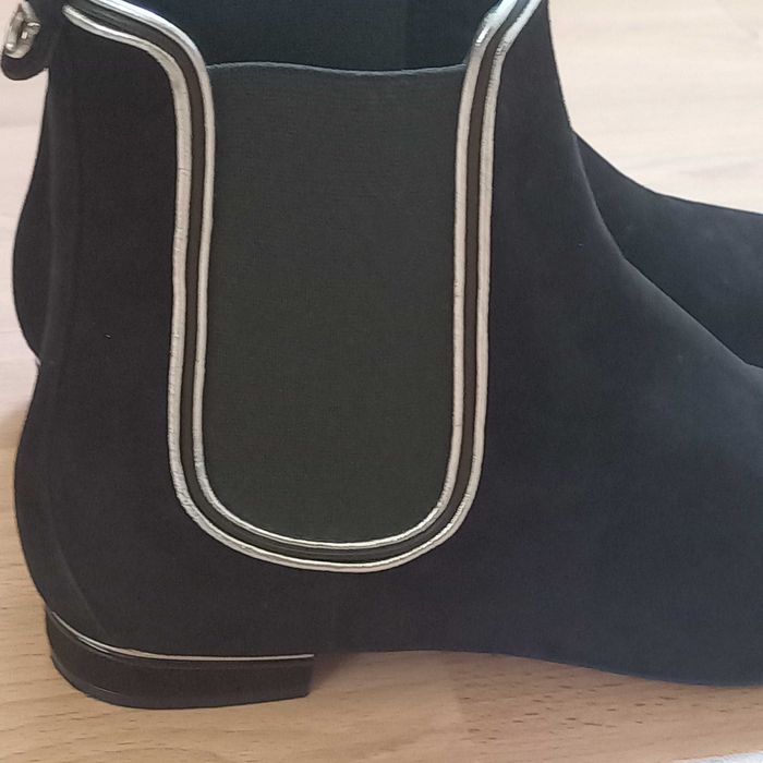 Botins pretas, da marca Salvator Ferragamo.