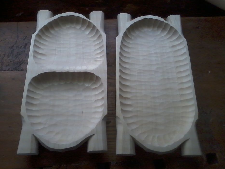 Korytka drewniane i tacki.