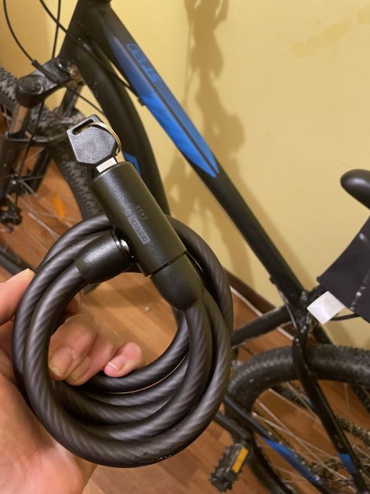 Bicicleta Rockride com luvas, chaves de aperto e tranca