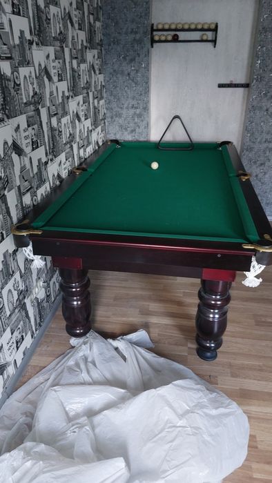 Більярдний стіл.
