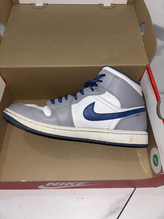 biało-granatowe nike air jordan 1 mid