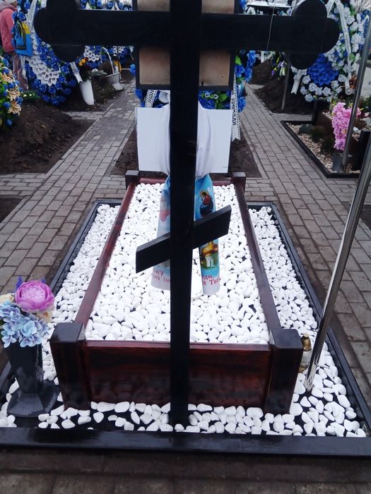 Надгробки під замовлення..А також квітів ..
