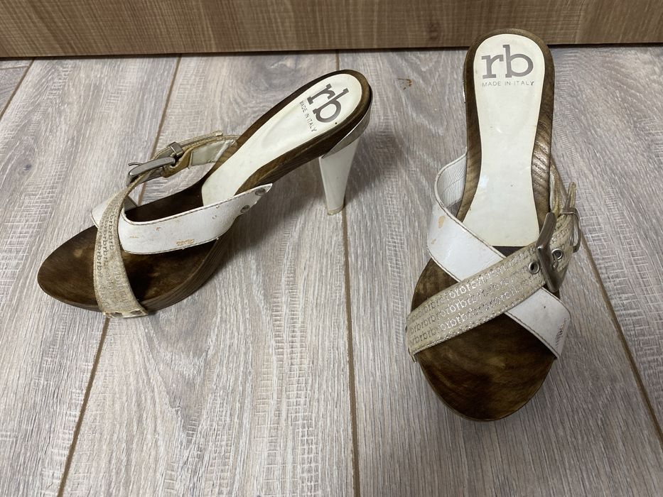 Босоніжки на каблуку