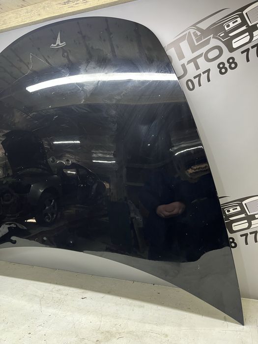 Капот Tesla Model 3