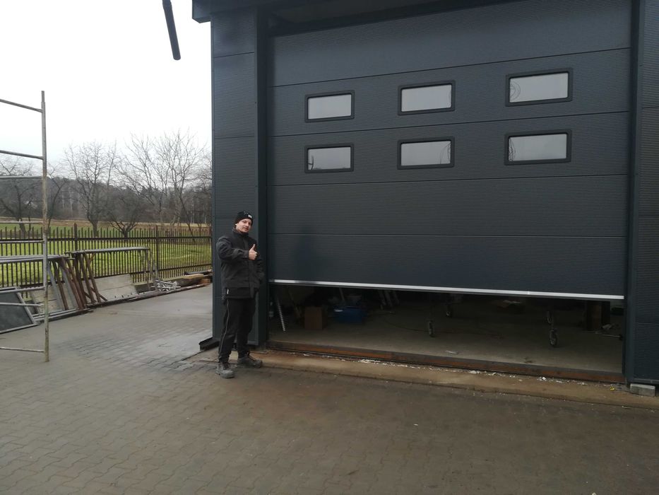 OD RĘKI Brama przemysłowa segmentowa 3 x 3 TYLKO 4390 zł BIAŁA