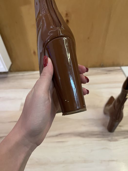 Лакові коричневі ботильони на каблуку