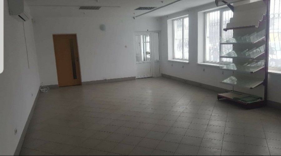 Трьохповерхова комерційна будівля, просторі  зали для торгівлі