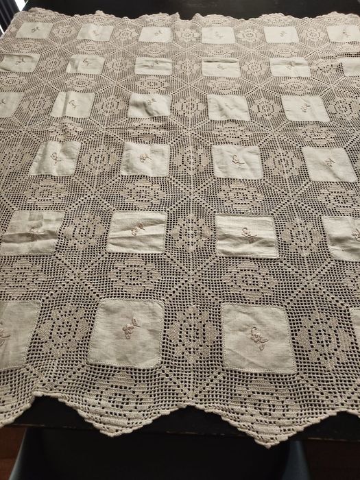 Toalha de Linho e Crochet, com bordado, feita à mão, 100cm X 100cm
