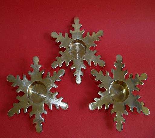 Три латунных подсвечника в форме снежинок