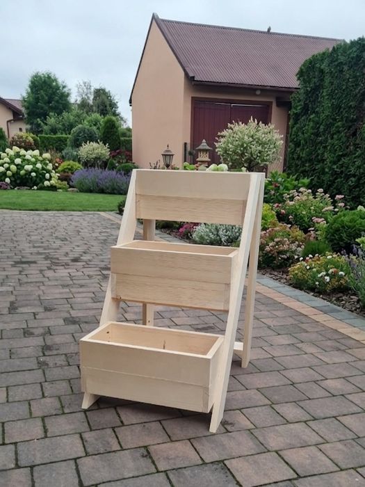 Drewniany kwietnik ogrodowy