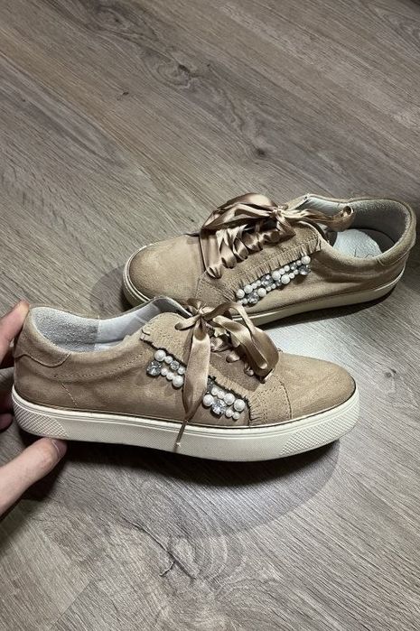 Женские кроссовки