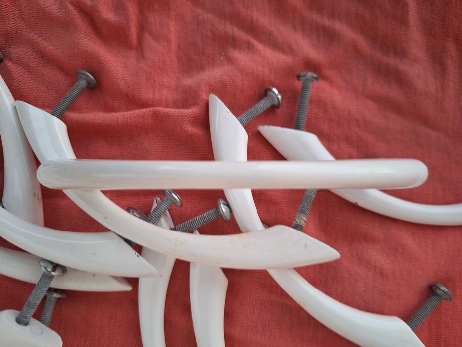 19 puxadores brancos metálicos