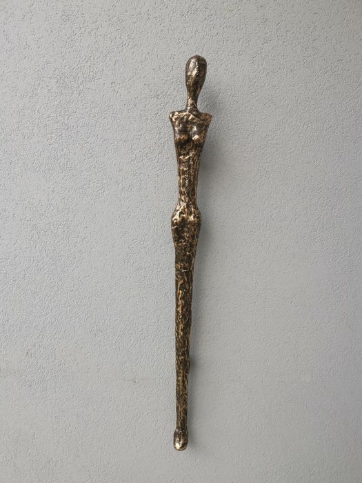 Corpo de mulher com acabamento em ouro velho