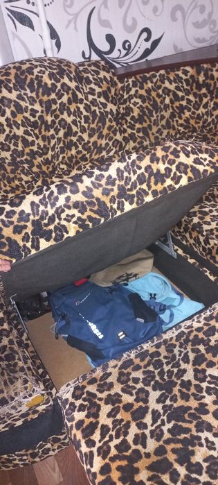 Продам кутовий  диван,ПіД РЕСТАВРАЦІЮ!ДАМАНСКИЙ!