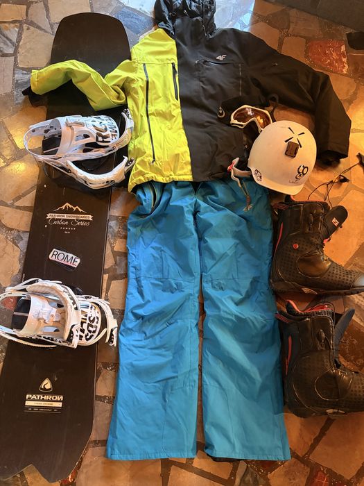 Zestaw snowboardowy deska byty wiazania kurtka spodnie kask gogle