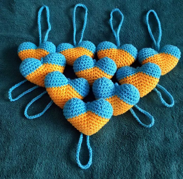 Брелок Сердце Украины. Сувенир.  Вязаный. Ручная работа Амигуруми.