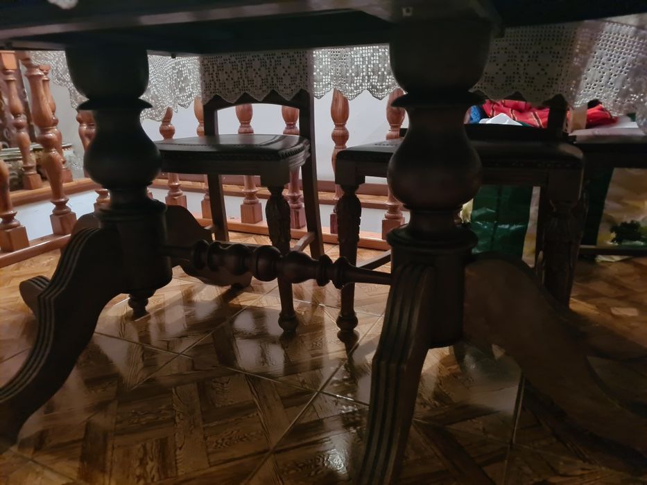 Mesa sala oval com a possibilidade de fechar com 6 cadeiras . Vendo com toalha