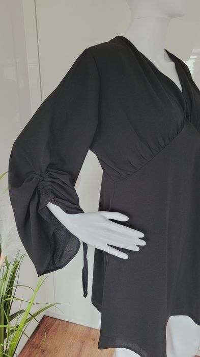 Sukienka damska odcinana pod biustem czarna dekolt V M