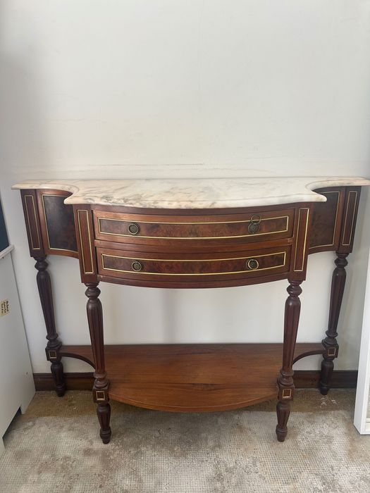 Aparador com pedra em mármore elegante