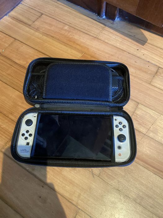 Nintendo Switch oled cinco jogos cartão de memória 256 gigas e mais um controle profissional