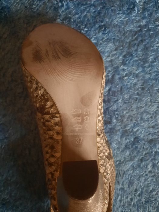 Sapatos dourados