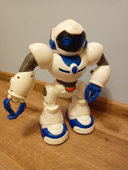 Robot interaktywny chodzący