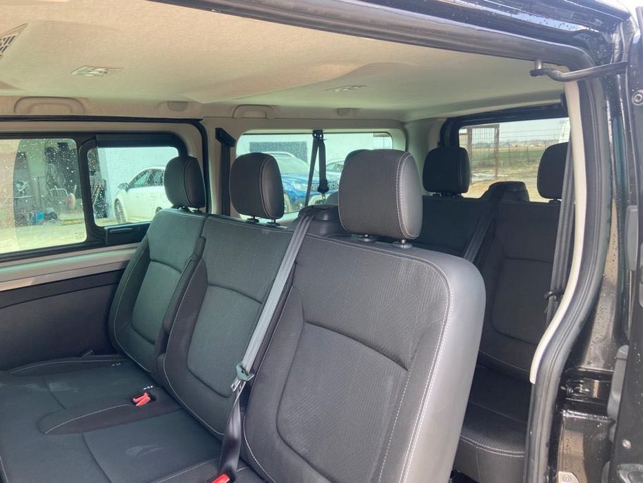 Wypożyczalnia wynajem busa 9 osobowego Renault Trafic  automat