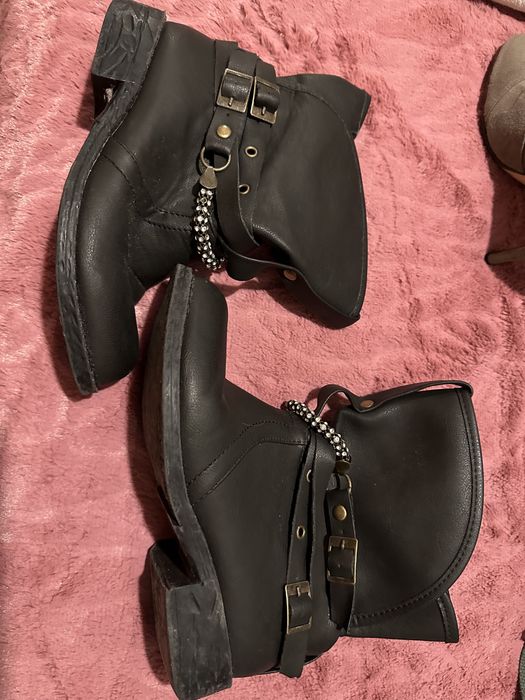 Botas cinzentas usadas