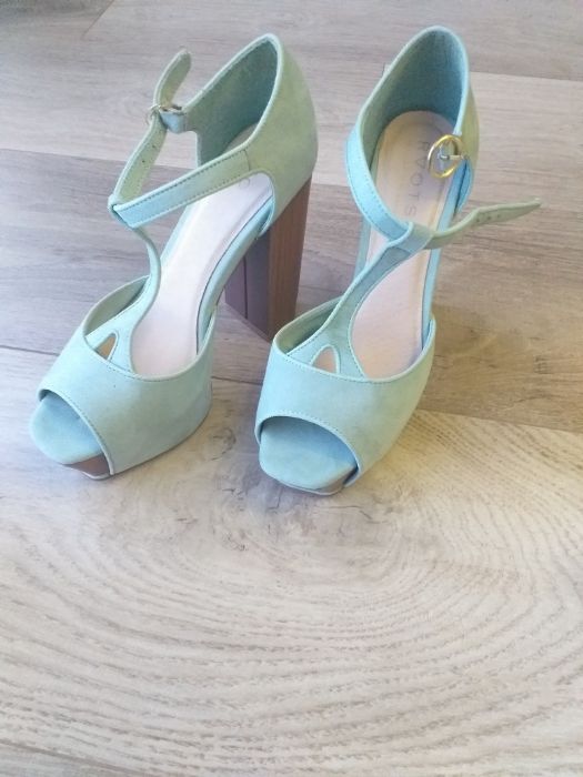 Nowe buty rozmiar 37 kolor miętowy.