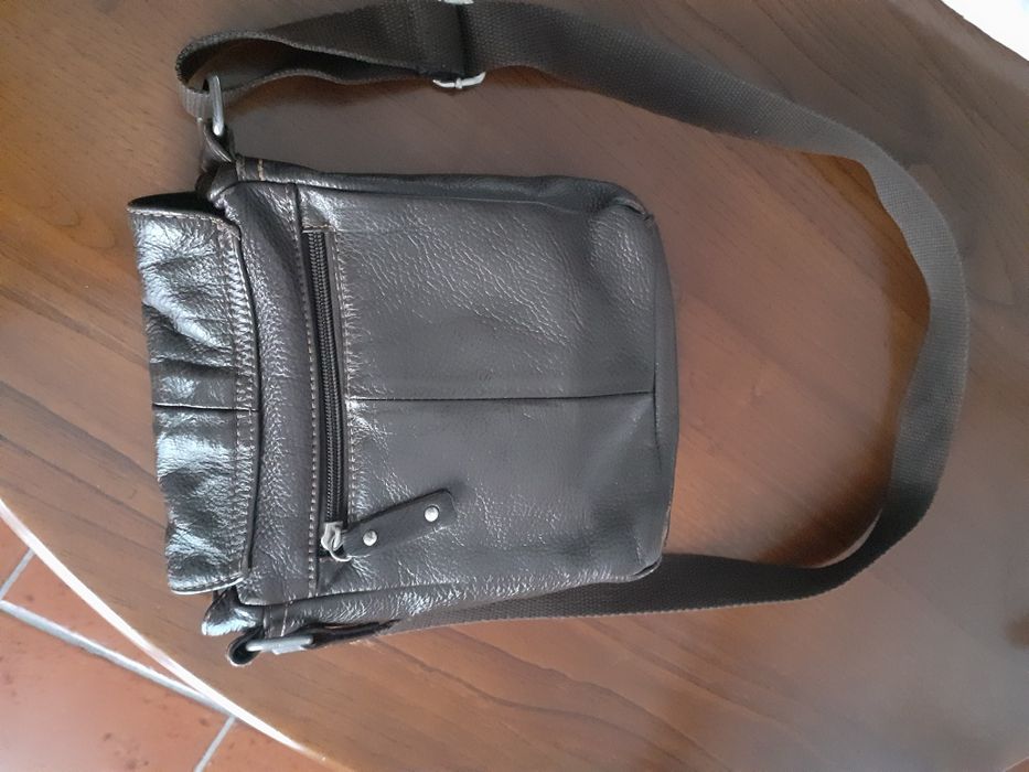 Bolsa tiracolo castanho em pele bom estado.