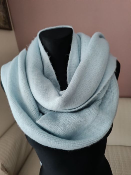 Reserved szal szalik jasnoniebieski z frędzlami