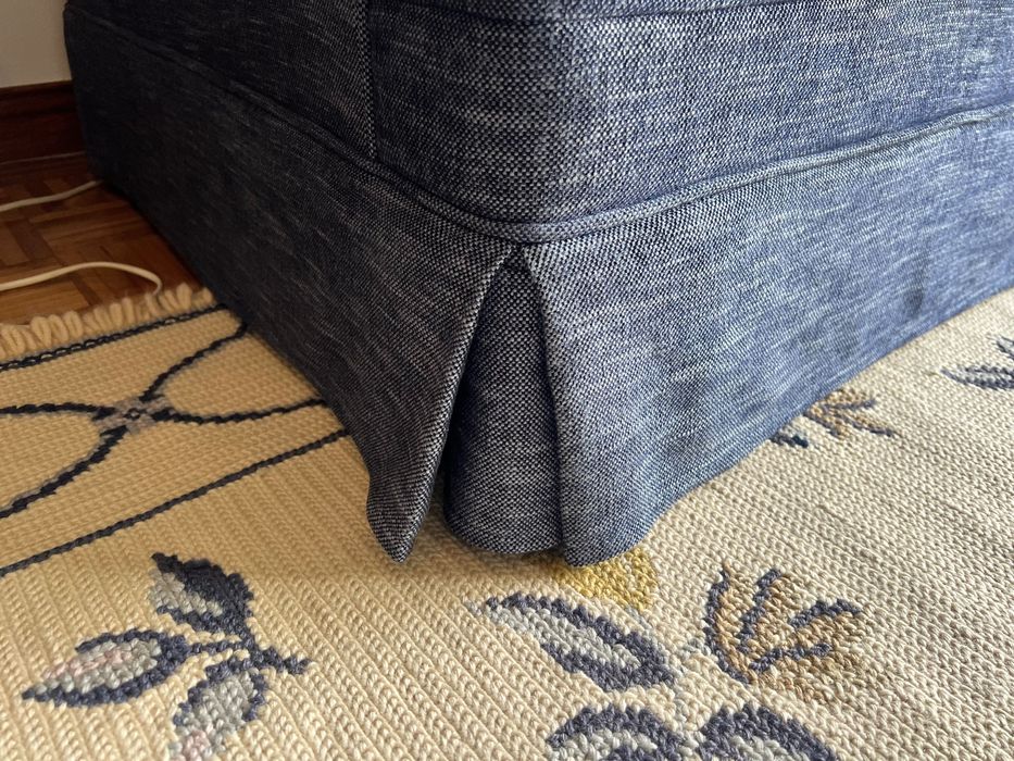 Sofá de dois lugares Azul com estrutura de Madeira