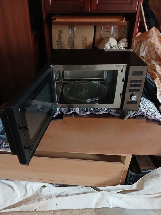 Microondas com forno impecável.