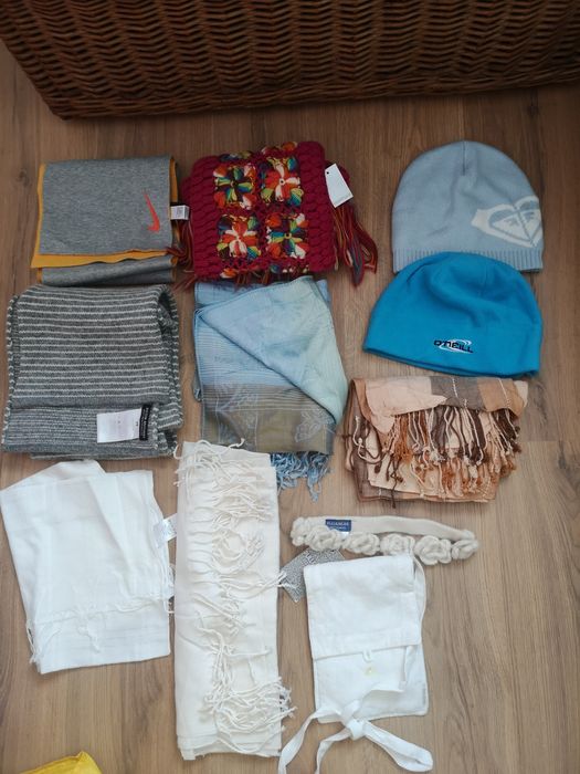 Vendo cachecóis, echarpes, gorros, etc