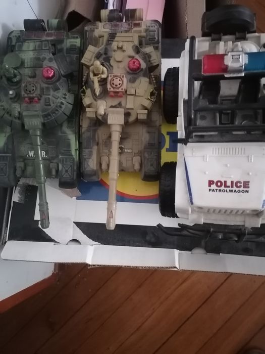 Czołgi i wóz policyjny