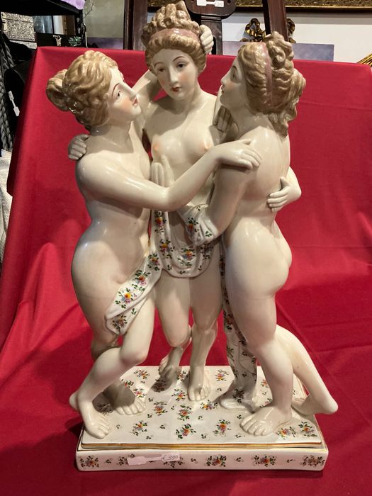 Escultura three graças porcelana c/32x50 cm.  Pintura manual.   Portes ao comprador