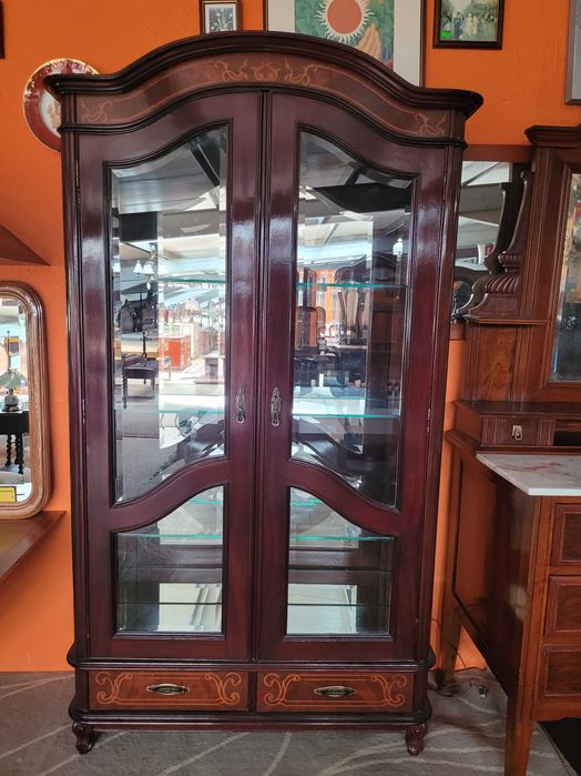 Cristaleira em madeira com fundo em espelho e prateleiras em vidro