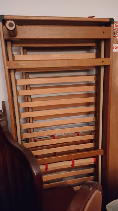 Cama de casal pinho mel, duas mesinhas e mais estrado.