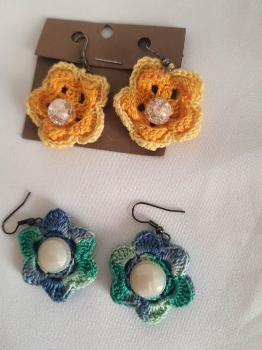 Dois pares de brincos em croché