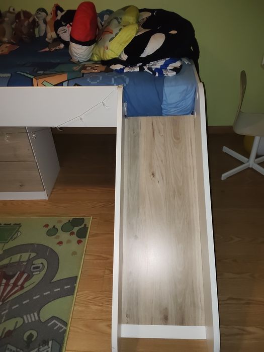 Cama de criança com escorrega