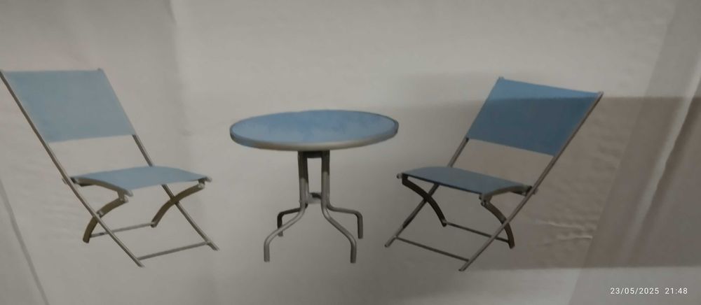 Vendo conjunto mesa e 2 cadeiras